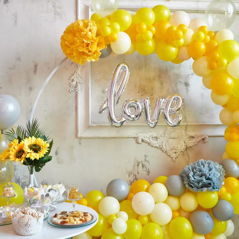 photo-zone-photo-session-yellow-gray-balloons